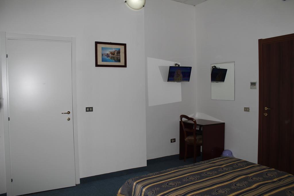 Hotel Luisa Милано Стая снимка