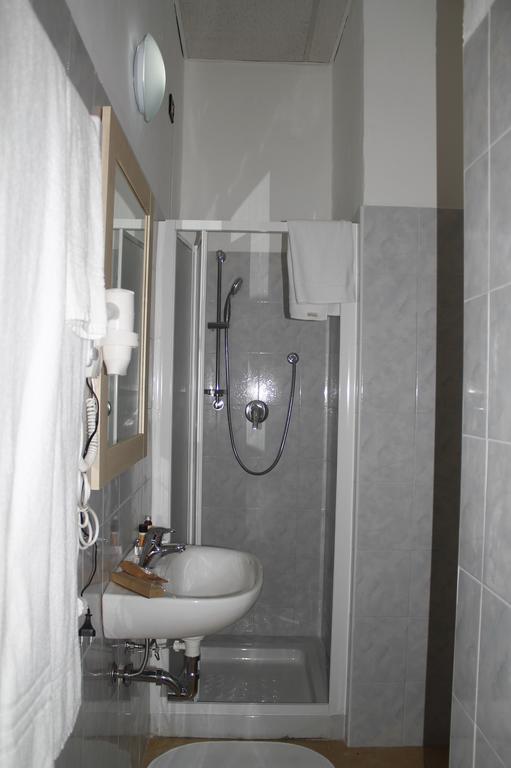 Hotel Luisa Милано Стая снимка