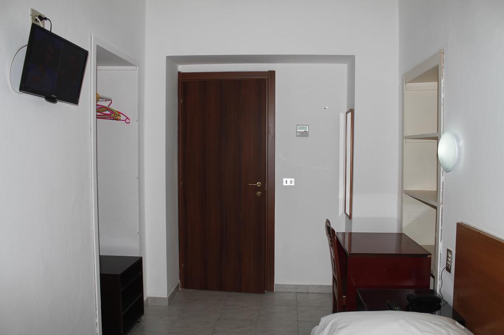 Hotel Luisa Милано Стая снимка