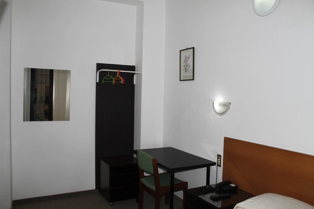 Hotel Luisa Милано Стая снимка