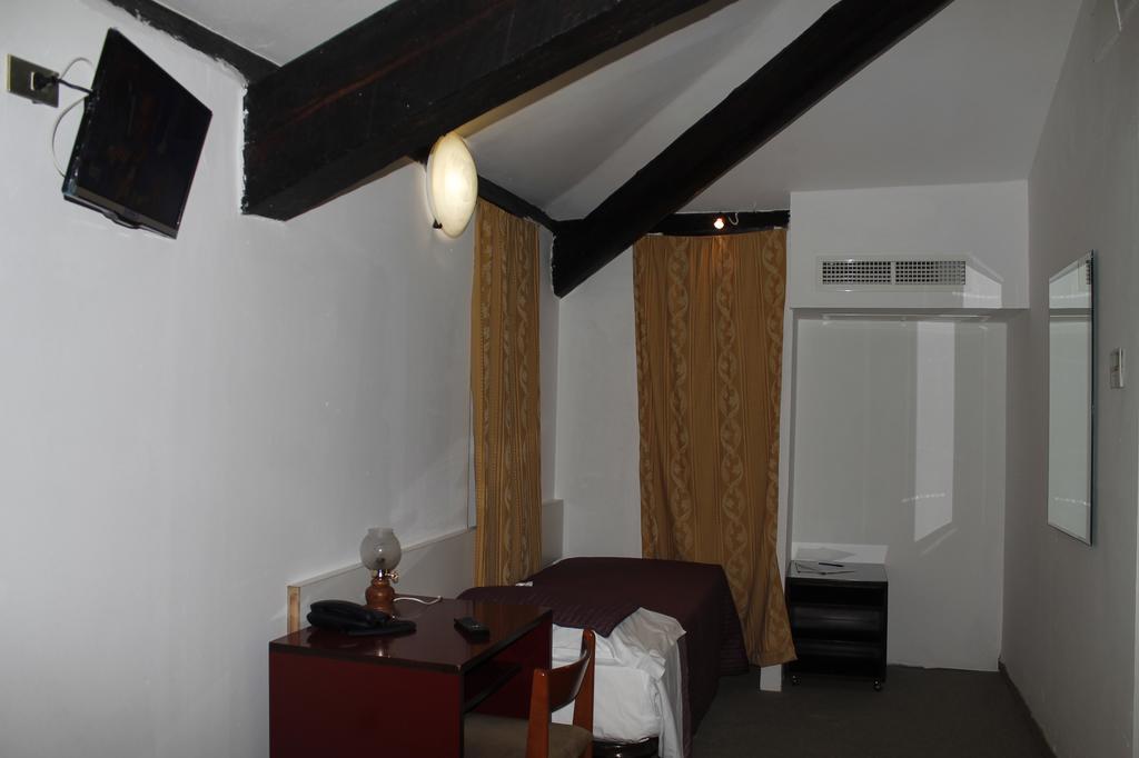 Hotel Luisa Милано Стая снимка