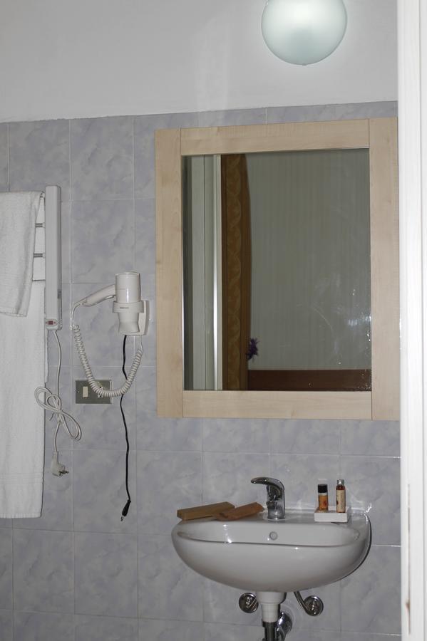 Hotel Luisa Милано Стая снимка