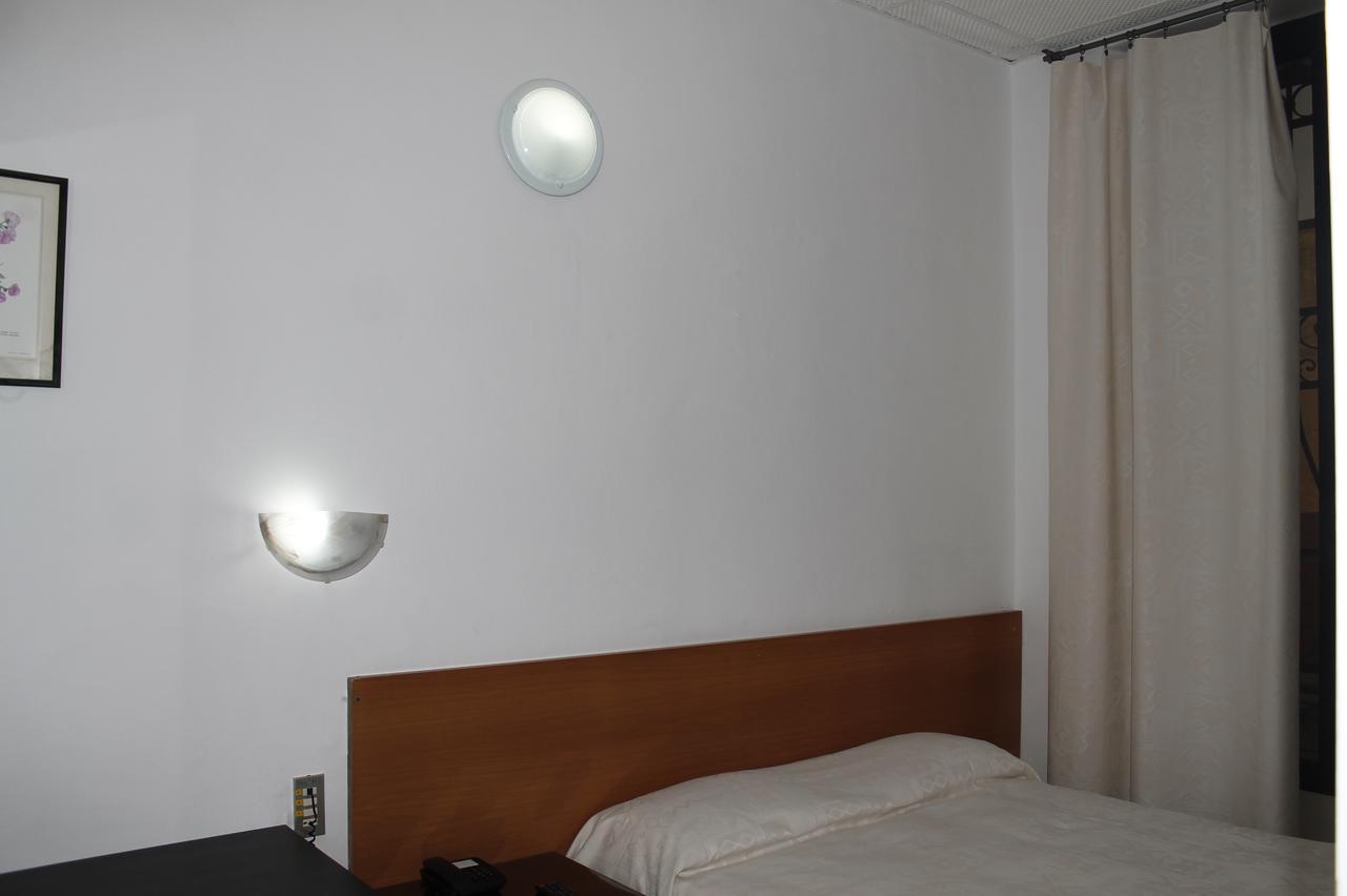 Hotel Luisa Милано Стая снимка