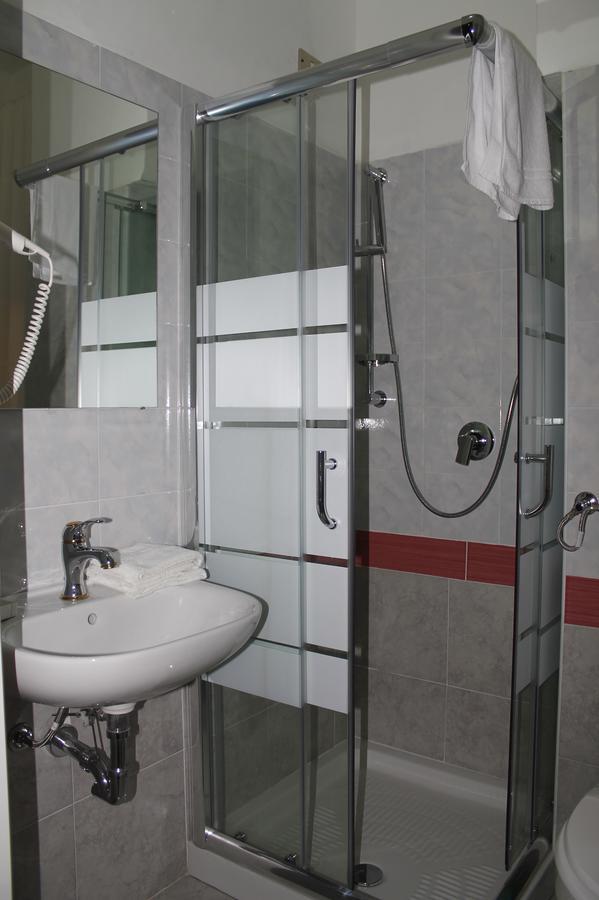Hotel Luisa Милано Стая снимка