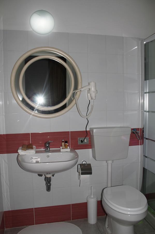Hotel Luisa Милано Стая снимка