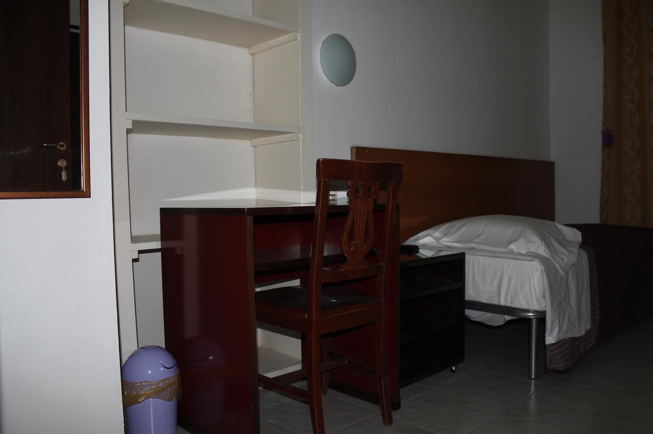 Hotel Luisa Милано Стая снимка