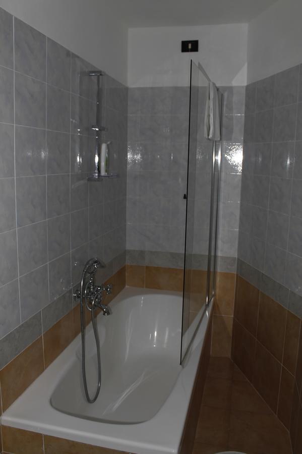 Hotel Luisa Милано Стая снимка